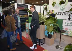 Yoram Westhof (rechts) van Esperit Plants in gesprek met Kees en Julliette van den Hoorn.
